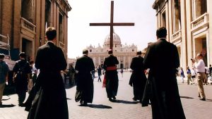 Informazione, soldi e potere. L’ombra nera dei cattolici tradizionalisti si allunga su Roma