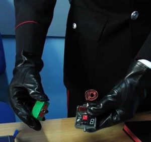 Ladro apre le auto da svaligiare con un disturbatore di frequenze