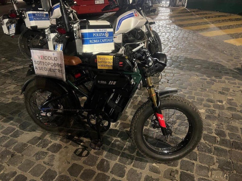 Sfreccia su via dei Fori Imperiali a bordo di una bici modificata: multato 21enne