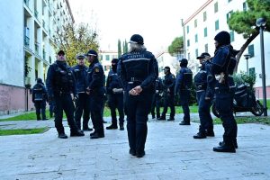 Quarticciolo sotto assedio, posti di blocco e controlli all'alba tra le via dello spaccio e le case occupate
