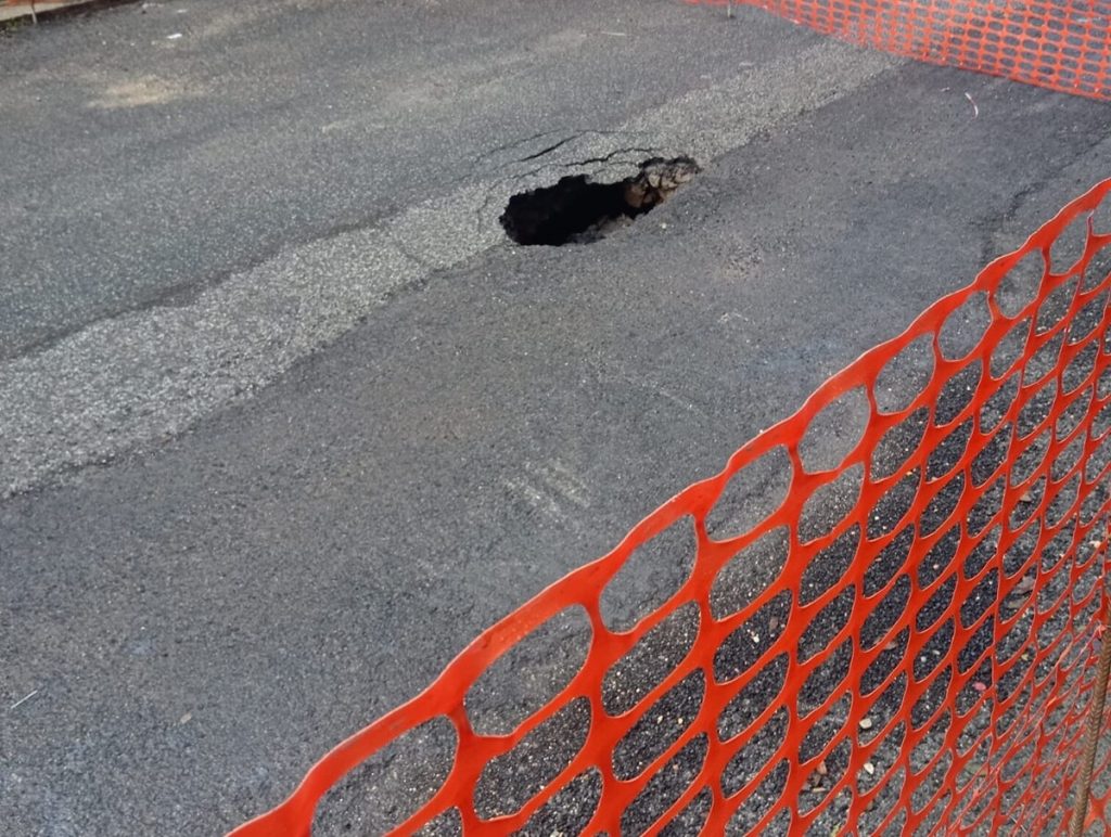 Voragine al Fleming, strada transennata