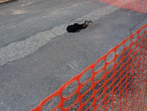 Voragine al Fleming, strada transennata