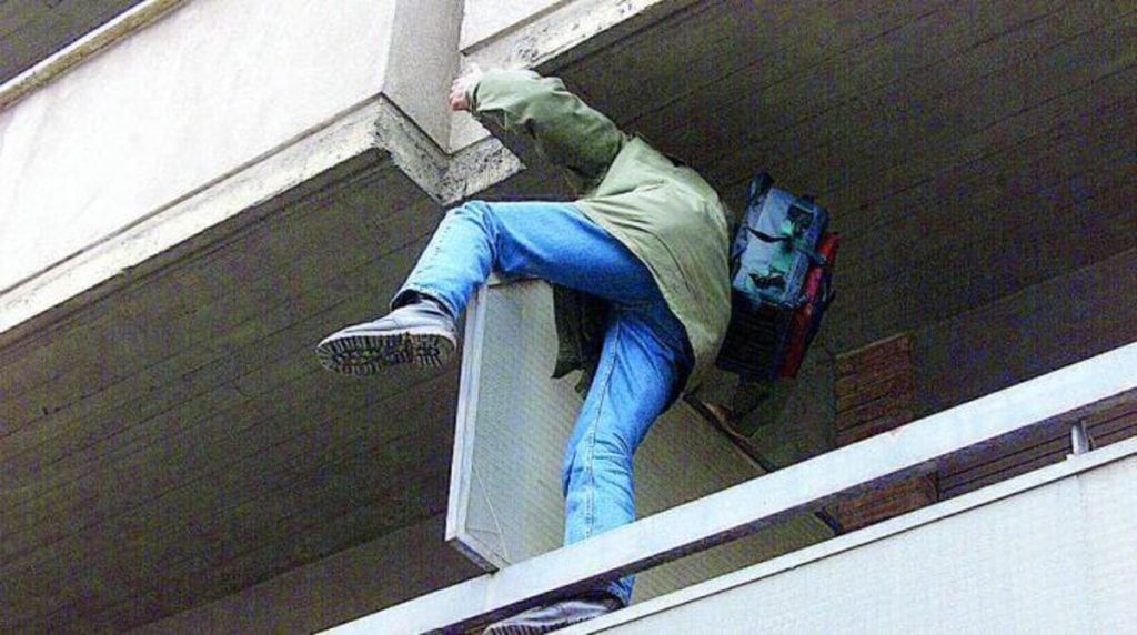 Ladri acrobati con la proprietaria dentro l'appartamento