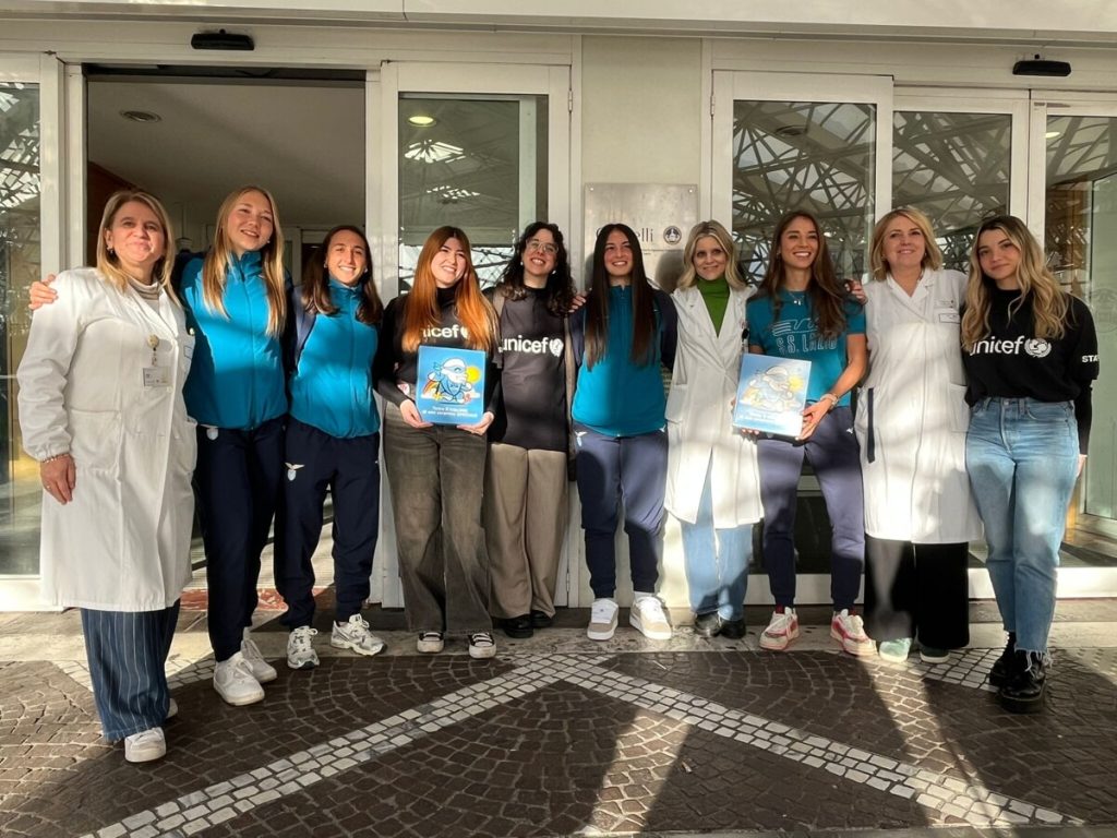 La Lazio Women al Gemelli per la consegna dei kit del Regalo Sospeso