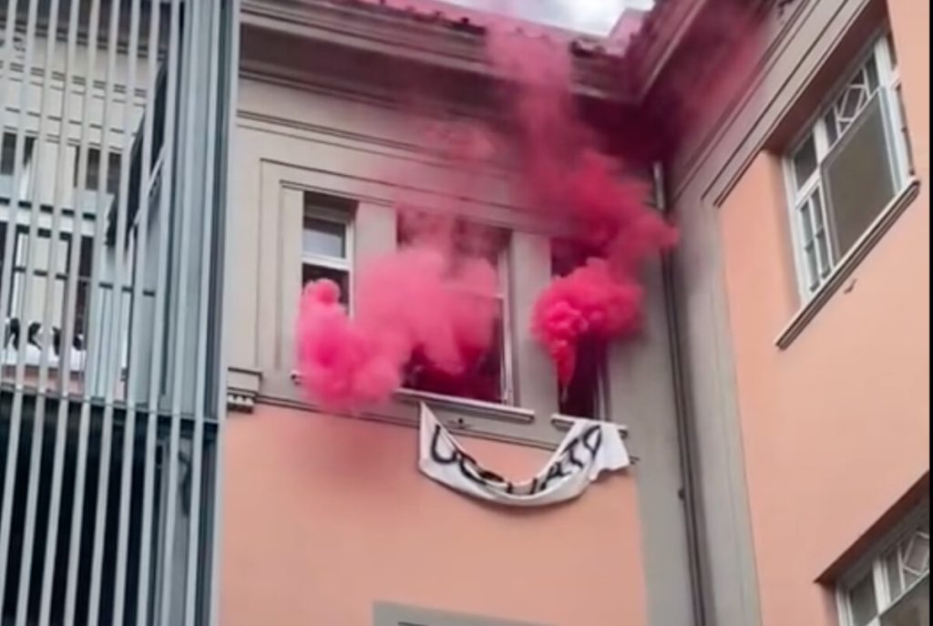 Fumogeni e striscioni, occupato anche il liceo Montessori: "Inaccettabili i saluti romani a scuola"