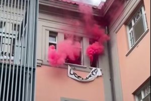 Fumogeni e striscioni, occupato anche il liceo Montessori: "Inaccettabili i saluti romani a scuola"