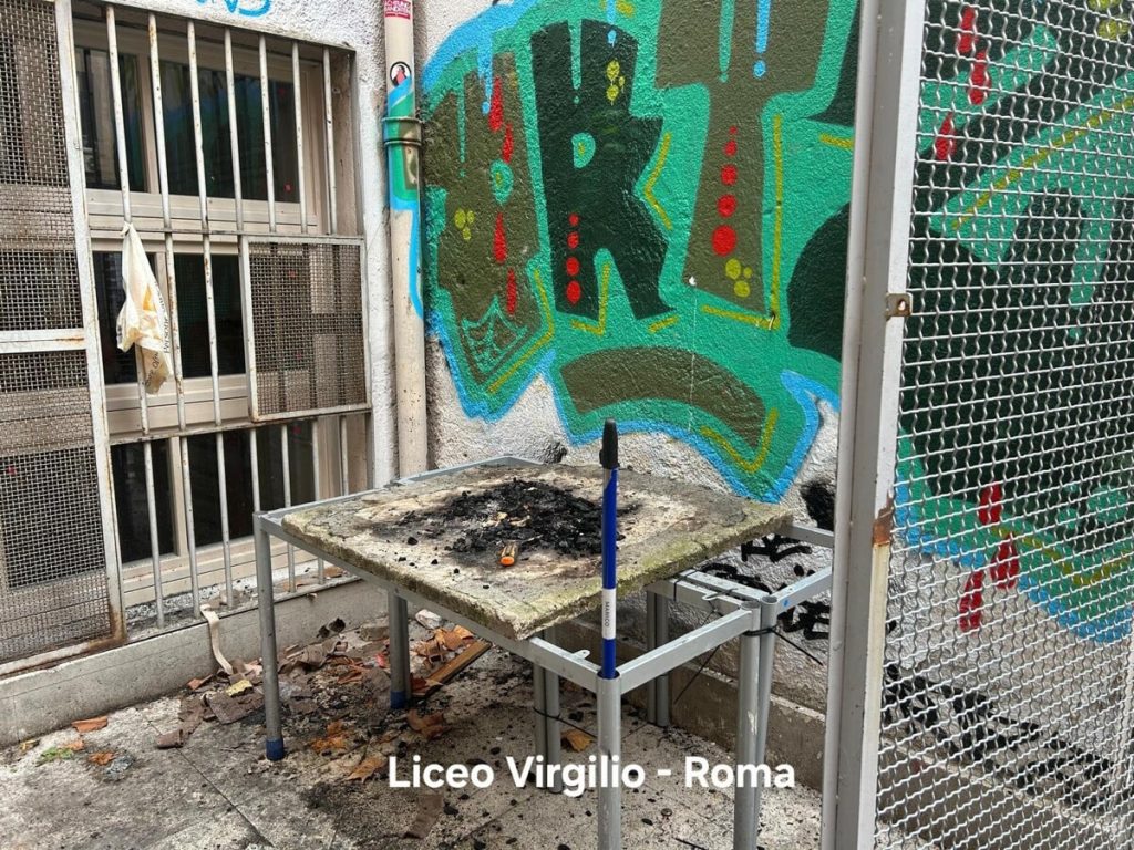 Scuole occupate a Roma, il ministro: "Sono teppisti, chi rompe paga"