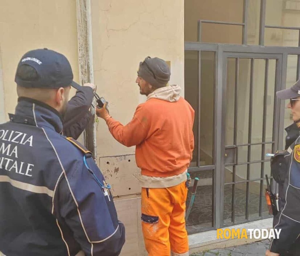 Roma dichiara guerra alle key box. Vigili in azione per rimuoverle: obiettivo bloccare il check in 'fai da te'