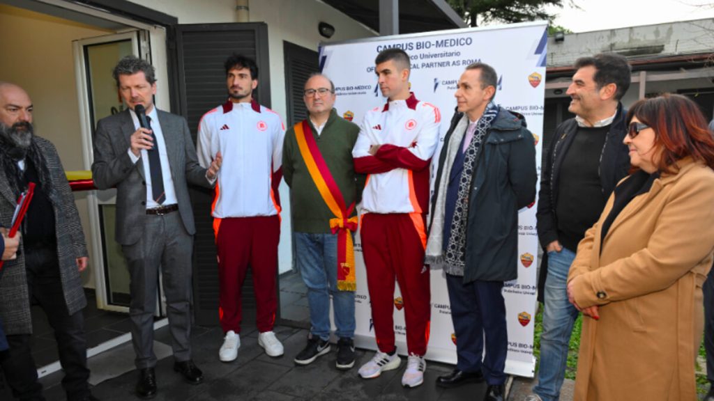 Mancini e Hummels all'inaugurazione del punto salute del centro accoglienza a Tor Tre Teste