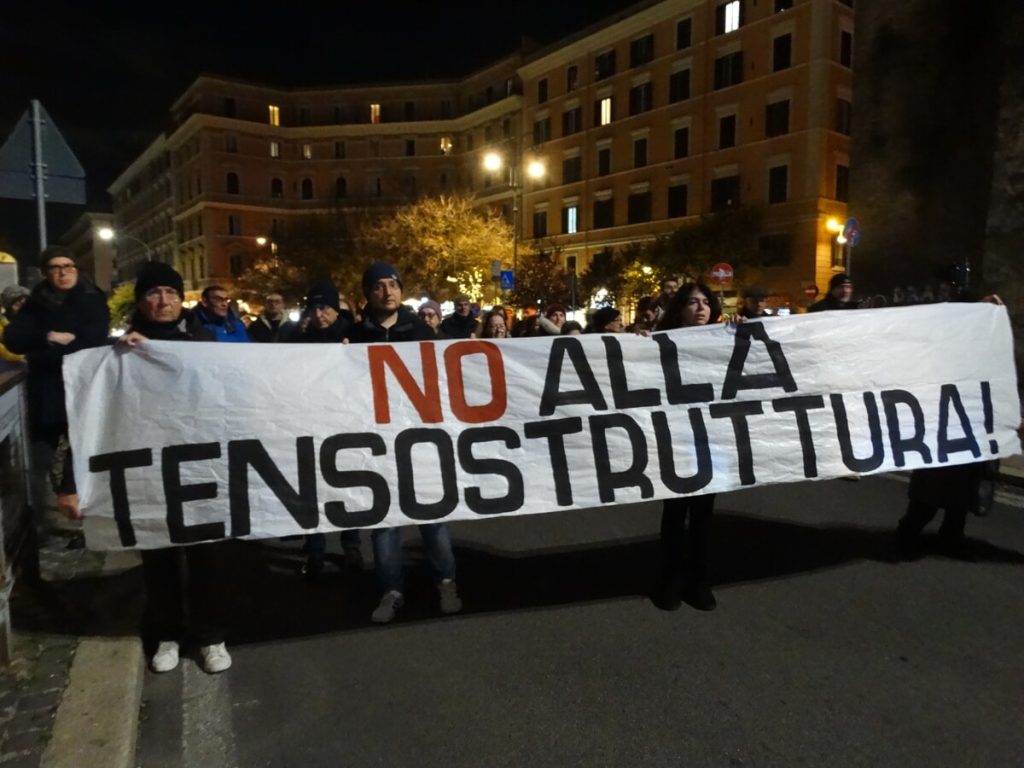 San Lorenzo, 200 cittadini in piazza contro la tensostruttura per senza dimora
