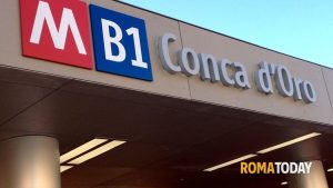 Panico in metro: tenta di entrare in galleria, bloccato