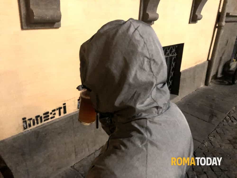 Movida violenta a piazza Bologna, tenta di investire ragazzi dopo una lite e fugge