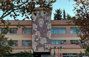 Leoni e leonesse sulla facciata di una scuola. L'ultimo murale di Lucamaleonte