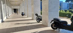Eur, tra le colonne del Museo delle Civiltà ora parcheggiano gli scooter