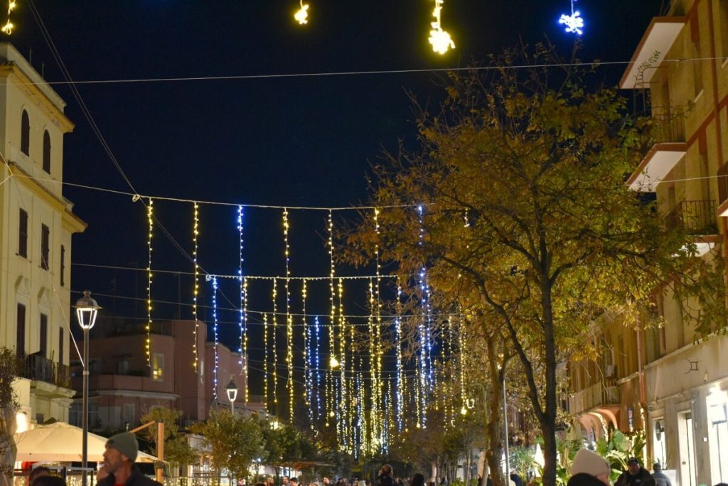 Da Ostia Antica al salotto urbano di Ostia: le luminarie di Natale arrivano anche sul mare di Roma