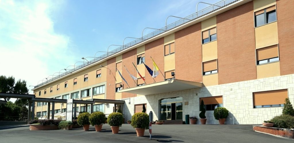 Lavoratori senza tredicesima al Nomentana Hospital, per loro un acconto di 500 euro