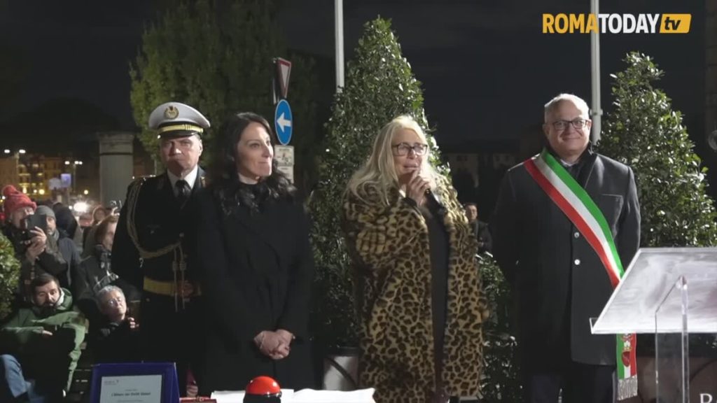 Il Campidoglio accende l'Albero dei diritti umani. In piazza anche Mara Venier