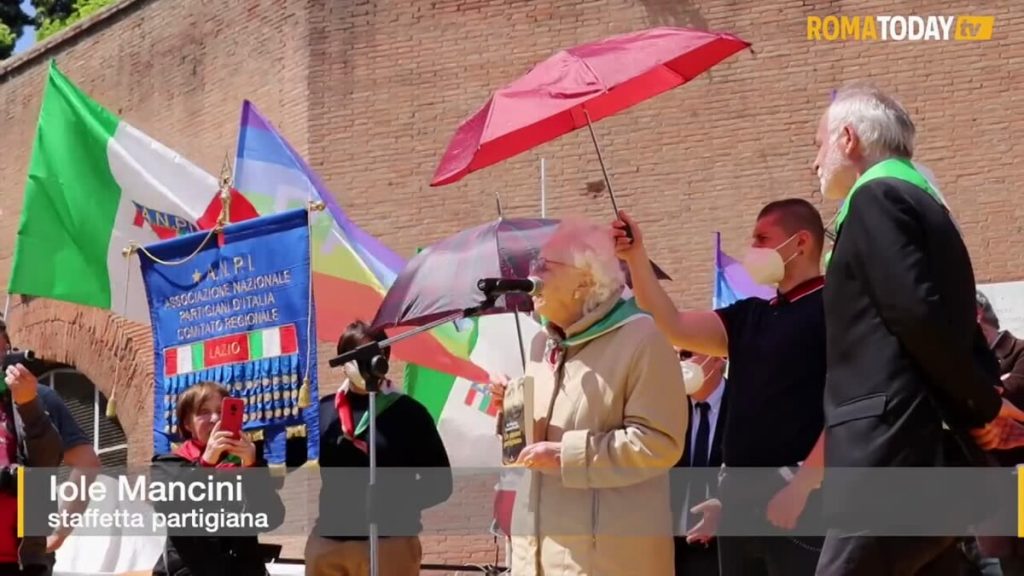 Quando a 102 anni Iole Mancini raccontava la dittatura nazifascista e cantava Bella ciao dal palco