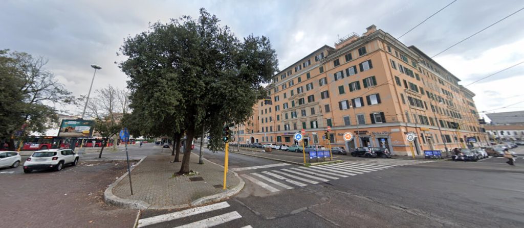 Colpisce uomo a bastonate in piazza Mancini, l'aggressore fermato con lo spray urticante