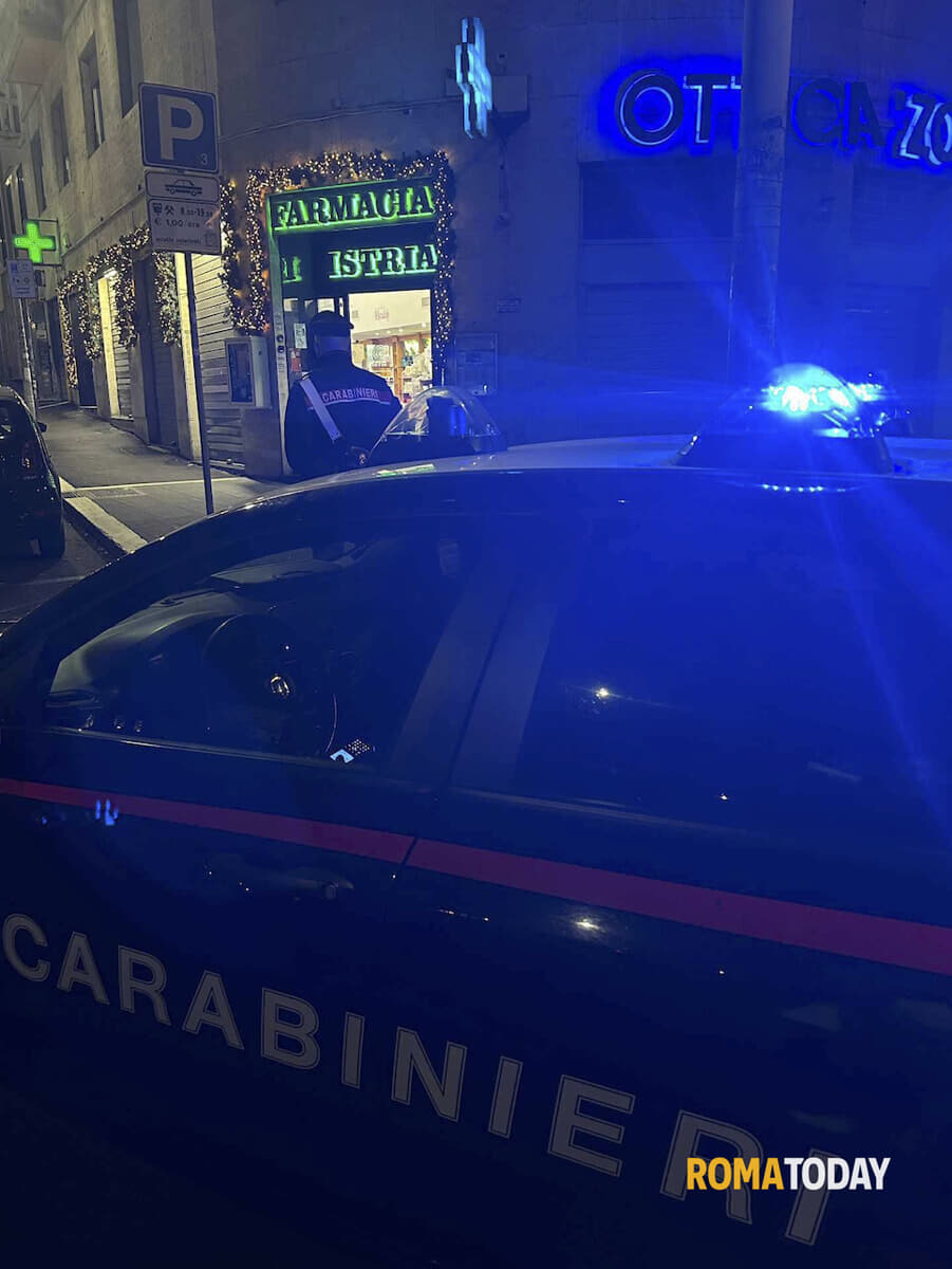 Colpo di fucile in farmacia: rapinatori scappano con la cassa e feriscono dottore