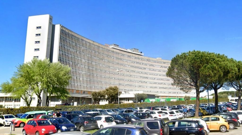 Muore in ospedale due giorni dopo il ricovero, la famiglia denuncia: "Aveva appena mangiato". Si indaga