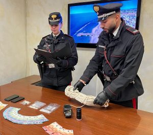 A Ostia l'hashish viene calato con una corda dal terrazzo condominiale
