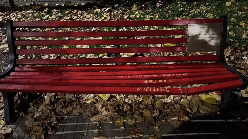 Danneggiata la panchina rossa installata davanti al Liceo Talete