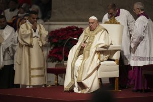 Giubileo, il Papa ha aperto la Porta Santa: in 30mila in piazza. Il video e le foto
