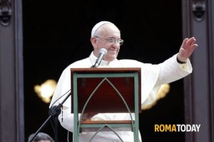 Papa Francesco: "A Roma vedo gente che pensa solo a fare shopping ed è infelice"