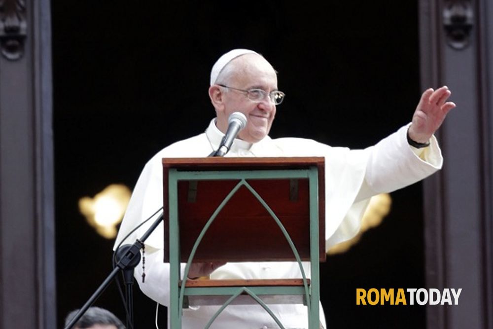 Papa Francesco: "A Roma vedo gente che pensa solo a fare shopping ed è infelice"