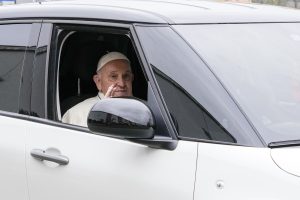 Roma, sette ambientalisti bloccati con striscione ai varchi di San Pietro