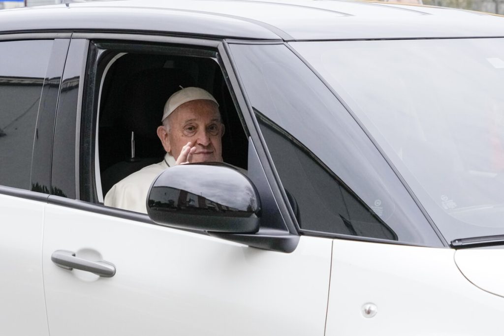 Arriva il Papa e si compie il miracolo. Asfaltata dopo anni via Majetti