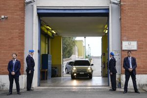 Papa Francesco apre la porta Santa nel carcere di Rebibbia: "La speranza non delude mai"