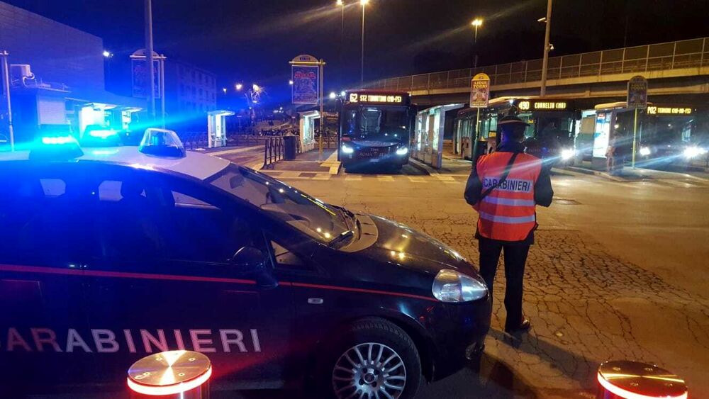 Rapina al capolinea dei bus: 21enne aggredita e derubata del cellulare