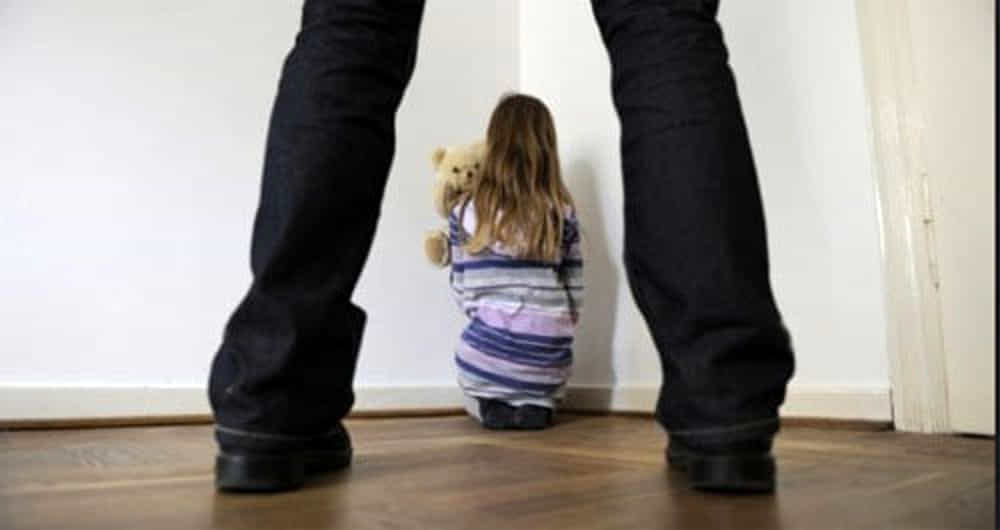 Palpeggia la figlia minorenne: 56enne arrestato per violenza sessuale
