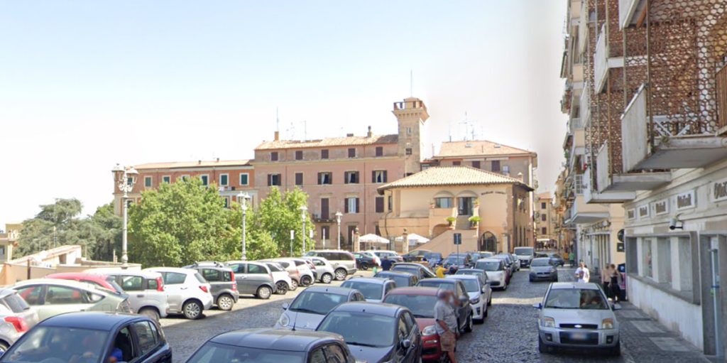 Tragedia in piazza: si accascia al suolo e muore