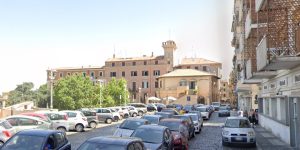 Tragedia in piazza: si accascia al suolo e muore