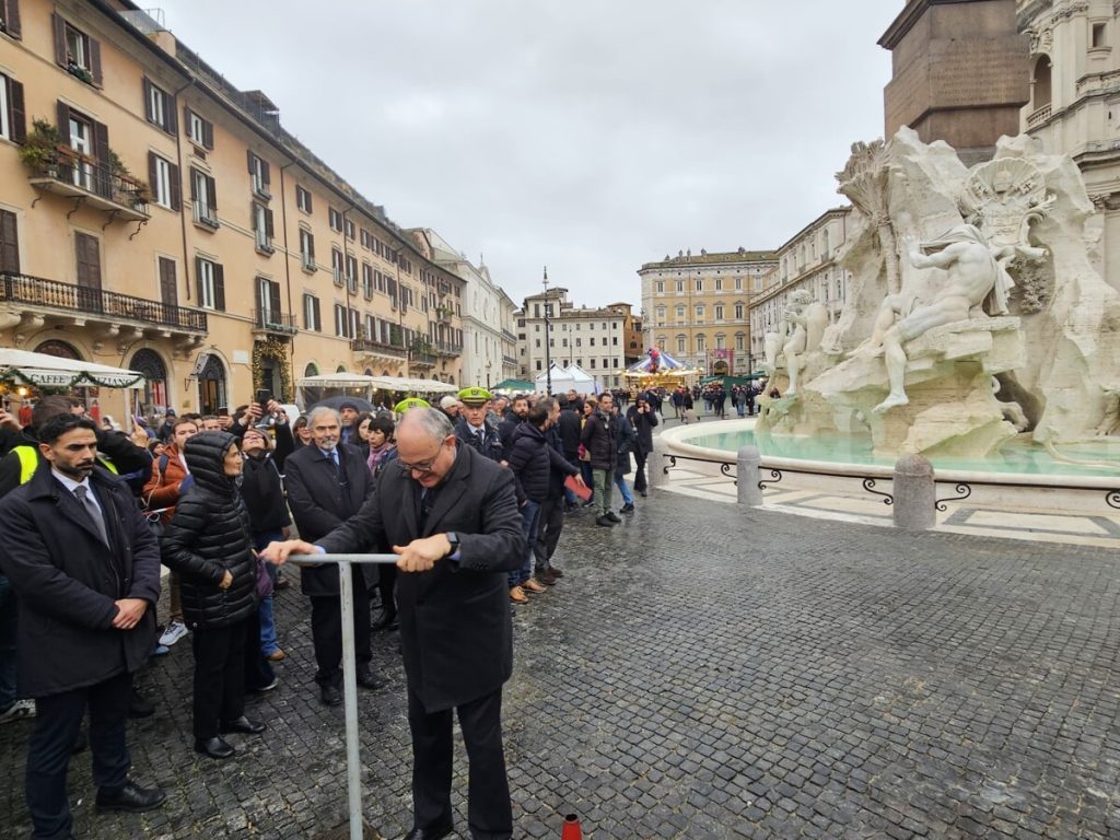 Piazza Navona si riprende la fontana dei Quattro Fiumi: il restauro è terminato