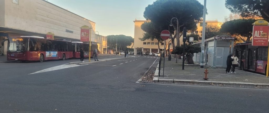Ostia, davanti la stazione della Roma Lido urgono le videocamere