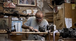 Artigiani di Roma in crisi, ma i giovani tentano il rilancio del settore