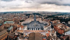È il giorno del Giubileo. Papa Francesco apre la Porta Santa