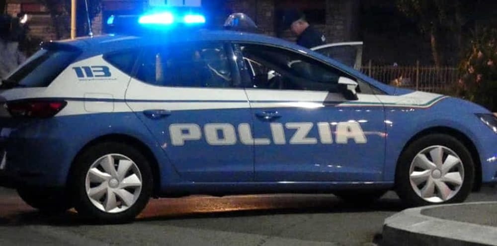 Coltello contro la madre e la nipote, poi si taglia un braccio. Trovato sanguinante in strada