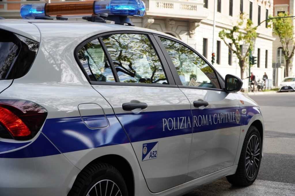 Perde la memoria e vaga in strada: ritrovato dalla polizia locale