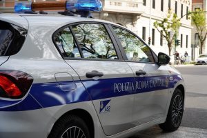 Perde la memoria e vaga in strada: ritrovato dalla polizia locale