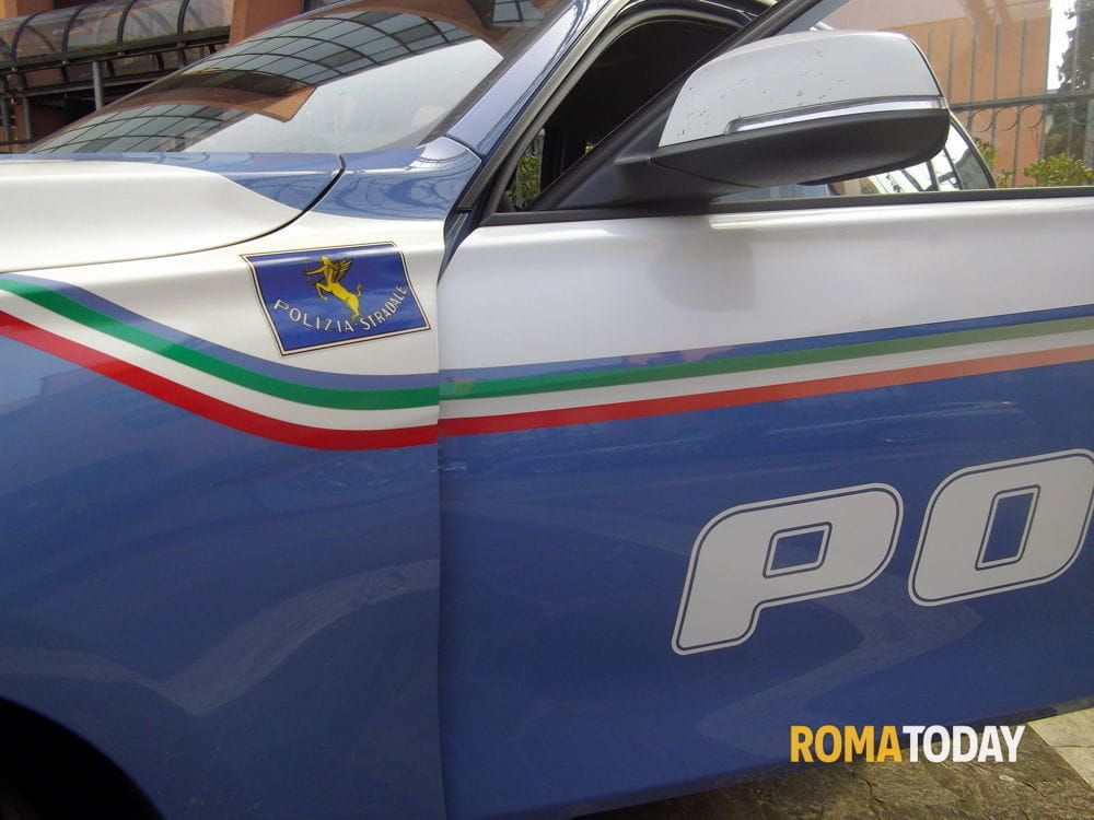 Box stupefacente: trovati cocaina, soldi e una pistola. Arrestato autista