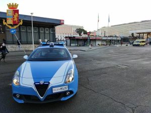 Panico a Termini: minaccia passanti con una spranga e prova a colpirli