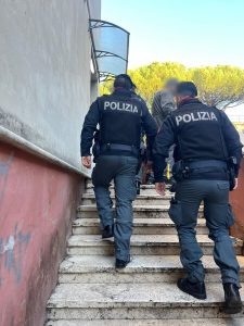 Spaccio al Quarticciolo: il crack nascosto in una buca. In due mesi arrestati 43 spacciatori
