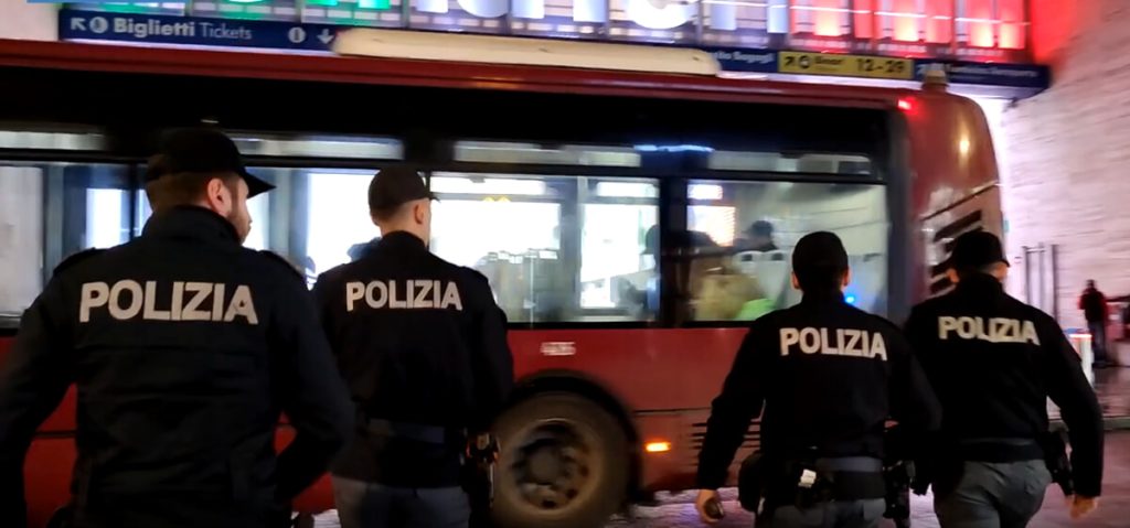 Turista picchiata e rapinata da due uomini a bordo del bus notturno