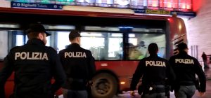 Turista picchiata e rapinata da due uomini a bordo del bus notturno