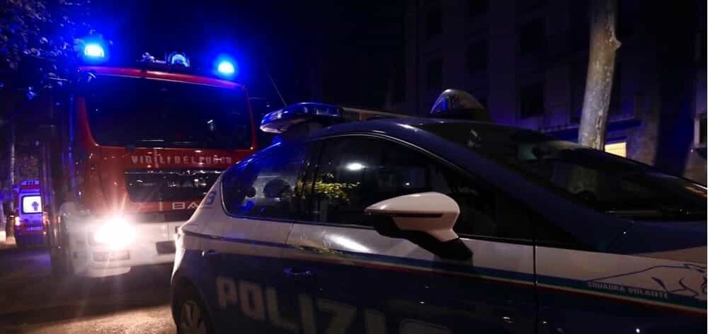 Incendio a Ostia, a fuoco luci di Natale e fioriera di una pizzeria